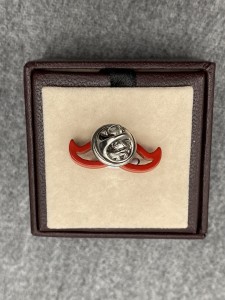 Pin do klapy marynarki WĄSY