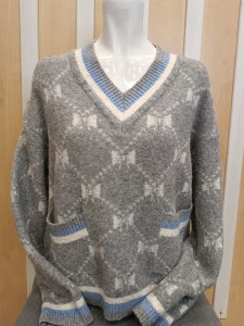 Sweter damski z kieszeniami wzór krata kokardki