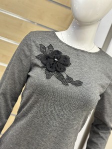 Sukienka damska z ozdobnym kwiatem