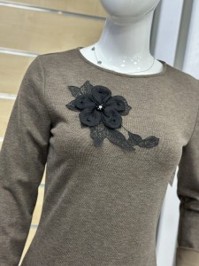 Sukienka damska z ozdobnym kwiatem