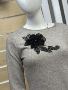 Sukienka damska z ozdobnym kwiatem