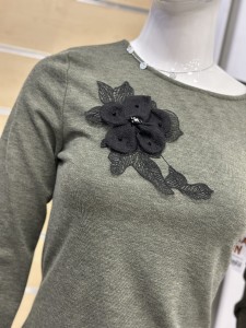 Sukienka damska z ozdobnym kwiatem