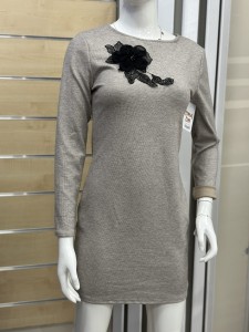 Sukienka damska z ozdobnym kwiatem