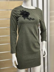 Sukienka damska z ozdobnym kwiatem