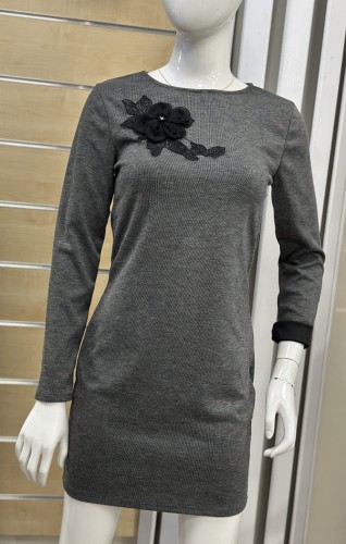 Sukienka damska z ozdobnym kwiatem