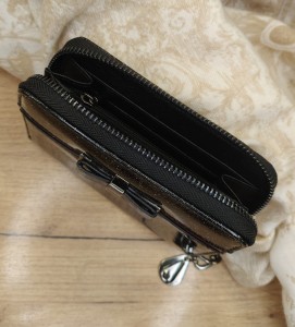 Portfel damski zauwany z kokarda brokatowy lakierowany 