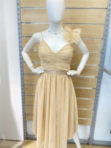 Sukienka tiulowa na ramiączkach z ozdobą 