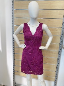 Sukienka ołówkowa obszyta cekinami dekolt  wycięty w serek EMO