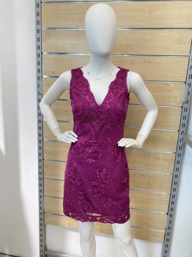 Sukienka ołówkowa obszyta cekinami dekolt  wycięty w serek EMO