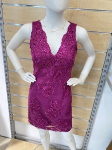 Sukienka ołówkowa obszyta cekinami dekolt  wycięty w serek EMO