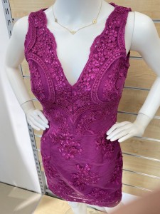 Sukienka ołówkowa obszyta cekinami dekolt  wycięty w serek EMO