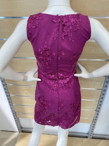 Sukienka ołówkowa obszyta cekinami dekolt  wycięty w serek EMO