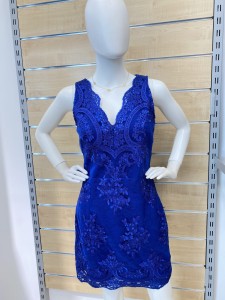 Sukienka ołówkowa obszyta cekinami dekolt  wycięty w serek EMO