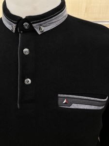 Sweter męski z kołnierzykiem trójkąt przy kieszonce 