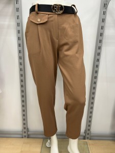 Spodnie damskie chinosy z ozdobną kieszonką i paskiem RL