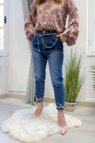 Spodnie damskie jeans  MOM FIT z paskiem perełkowym