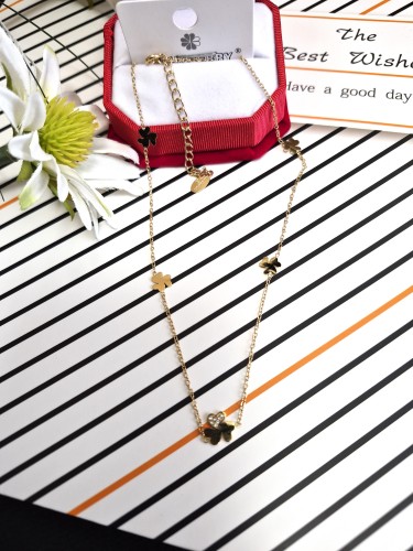 Naszyjnik cztery małe cyrkonie jedna większa z cyrkoniami