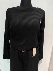 Bluzka z błyszczącą nitką i broszką 