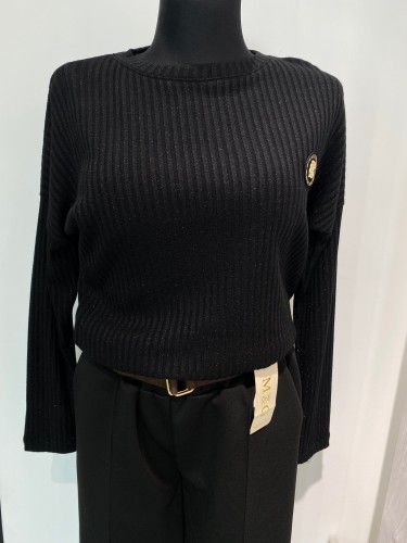 Bluzka z błyszczącą nitką i broszką 