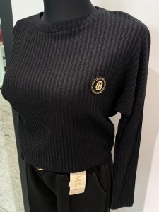 Bluzka z błyszczącą nitką i broszką 