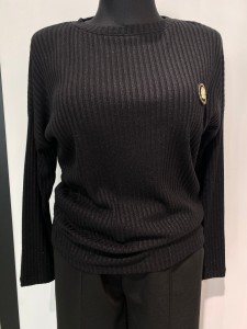 Bluzka z błyszczącą nitką i broszką 