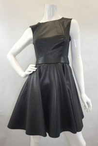 Sukienka mini czarna połysk pasek