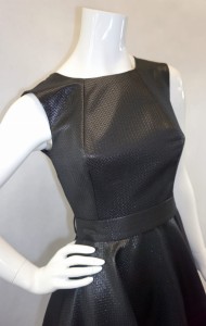 Sukienka mini czarna połysk pasek