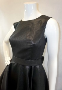 Sukienka mini czarna połysk pasek