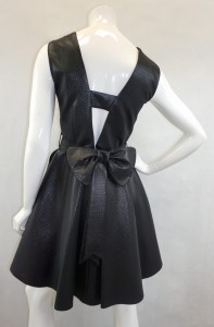 Sukienka mini czarna połysk pasek