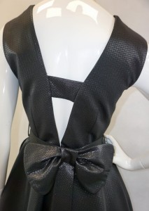 Sukienka mini czarna połysk pasek