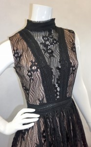 Sukienka z koronki ze stójką czarno-beżowa