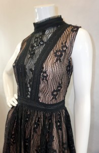 Sukienka z koronki ze stójką czarno-beżowa