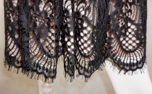 Sukienka z koronki ze stójką czarno-beżowa