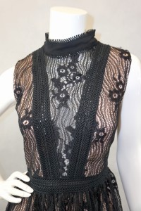 Sukienka z koronki ze stójką czarno-beżowa