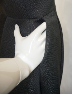 Sukienka mini czarna wytłaczany wzór połysk