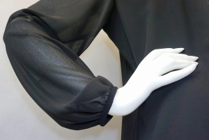 Sukienka z marszczeniem na dekolcie