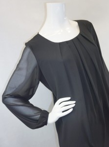 Sukienka z marszczeniem na dekolcie