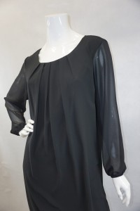 Sukienka z marszczeniem na dekolcie