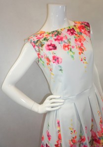 Sukienka mini biała wzór kwiatów 