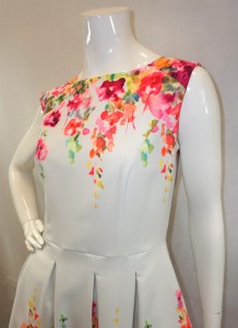 Sukienka mini biała wzór kwiatów 