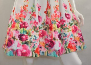 Sukienka mini biała wzór kwiatów 