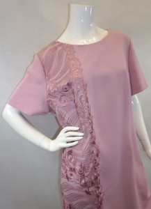 Sukienka midi haftowany wzór