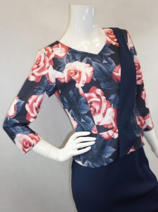 Sukienka midi granatowa wzór góra czerwone róże