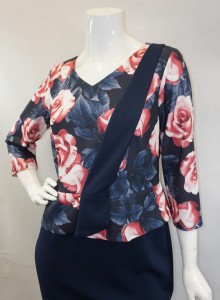 Sukienka midi granatowa wzór góra czerwone róże