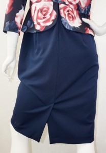 Sukienka midi granatowa wzór góra czerwone róże