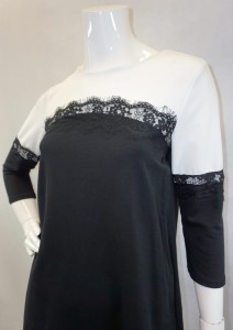 Sukienka mini biało-czarna kieszenie koronka